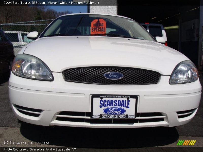 Vibrant White / Medium Parchment 2004 Ford Taurus SE Sedan