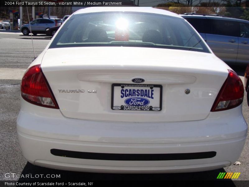 Vibrant White / Medium Parchment 2004 Ford Taurus SE Sedan