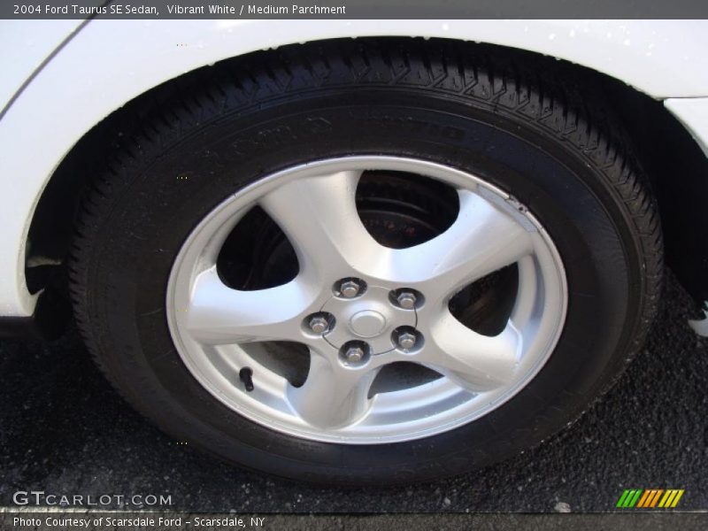 Vibrant White / Medium Parchment 2004 Ford Taurus SE Sedan