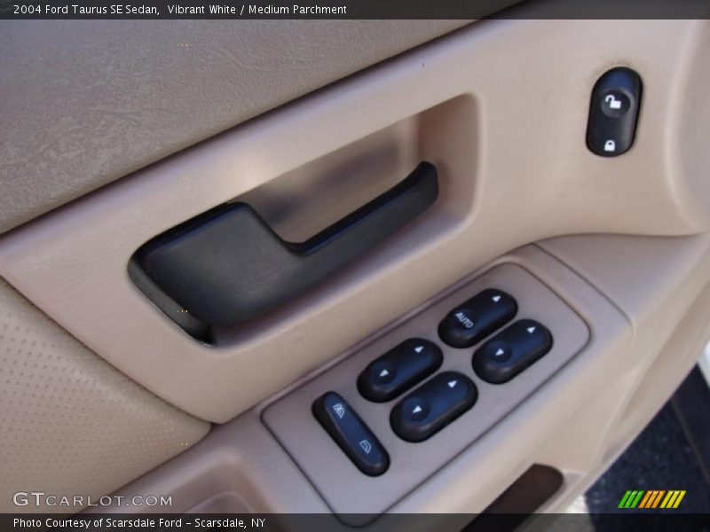 Vibrant White / Medium Parchment 2004 Ford Taurus SE Sedan