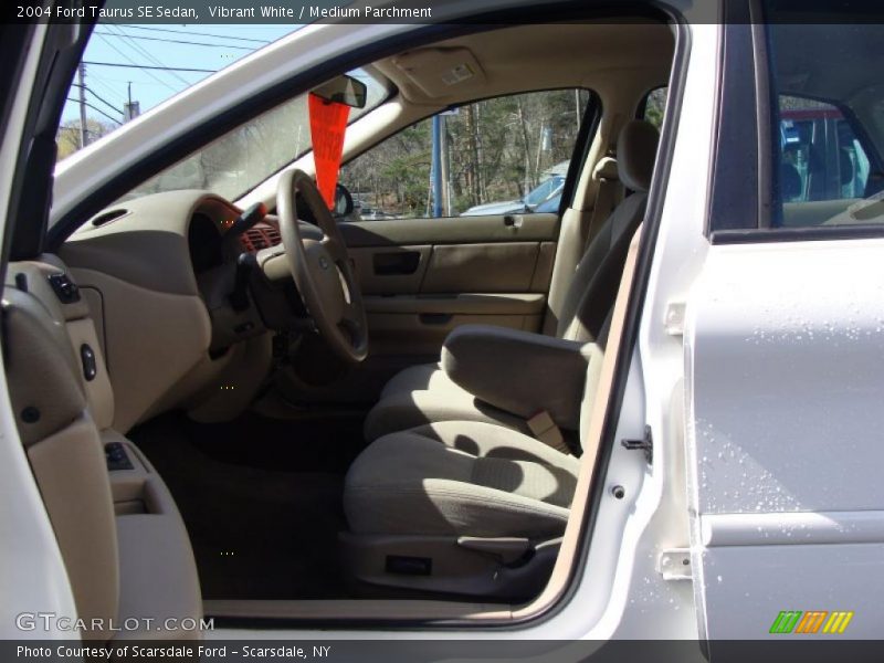 Vibrant White / Medium Parchment 2004 Ford Taurus SE Sedan