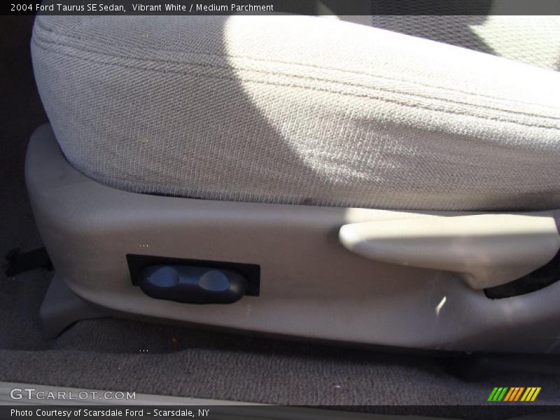 Vibrant White / Medium Parchment 2004 Ford Taurus SE Sedan