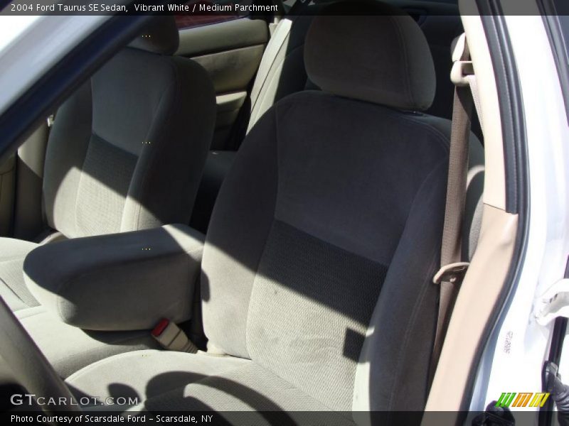 Vibrant White / Medium Parchment 2004 Ford Taurus SE Sedan