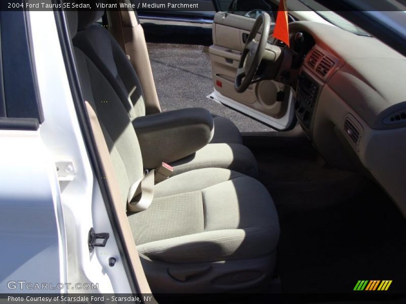 Vibrant White / Medium Parchment 2004 Ford Taurus SE Sedan