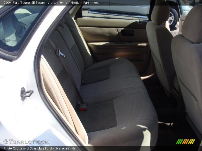 Vibrant White / Medium Parchment 2004 Ford Taurus SE Sedan