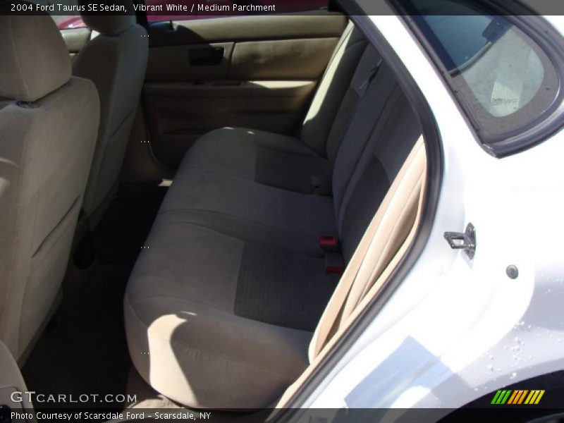 Vibrant White / Medium Parchment 2004 Ford Taurus SE Sedan