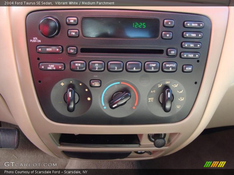 Vibrant White / Medium Parchment 2004 Ford Taurus SE Sedan