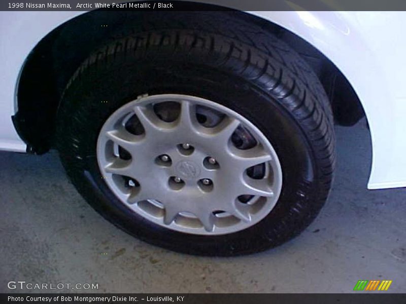 Arctic White Pearl Metallic / Black 1998 Nissan Maxima