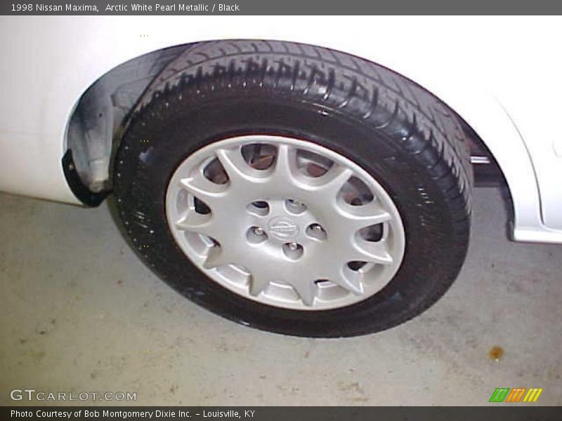 Arctic White Pearl Metallic / Black 1998 Nissan Maxima