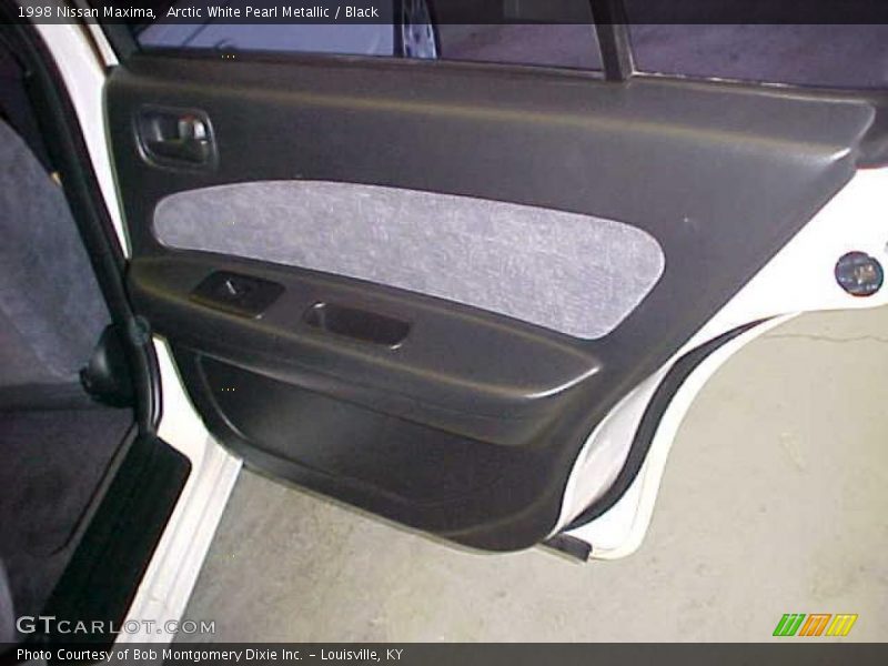 Arctic White Pearl Metallic / Black 1998 Nissan Maxima