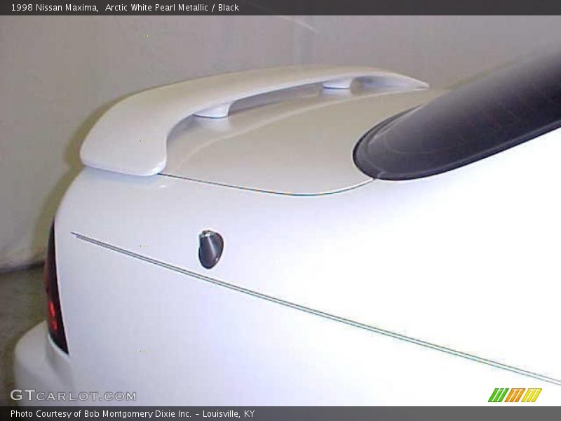 Arctic White Pearl Metallic / Black 1998 Nissan Maxima
