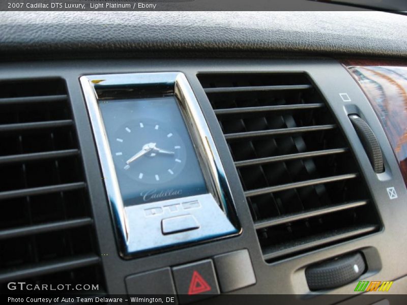 Light Platinum / Ebony 2007 Cadillac DTS Luxury