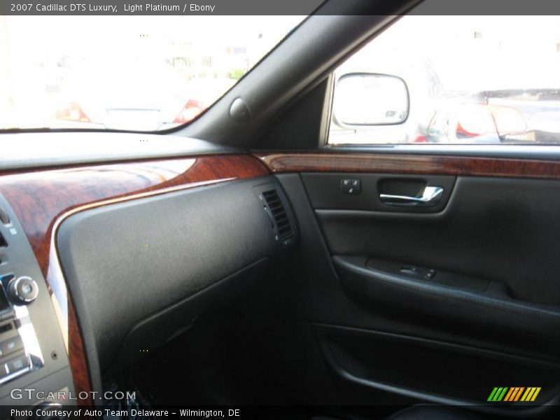 Light Platinum / Ebony 2007 Cadillac DTS Luxury