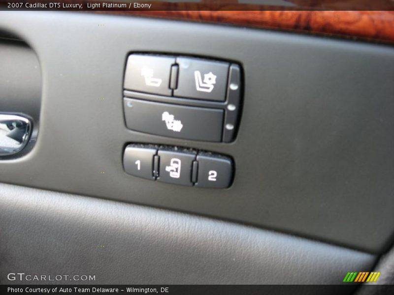 Light Platinum / Ebony 2007 Cadillac DTS Luxury
