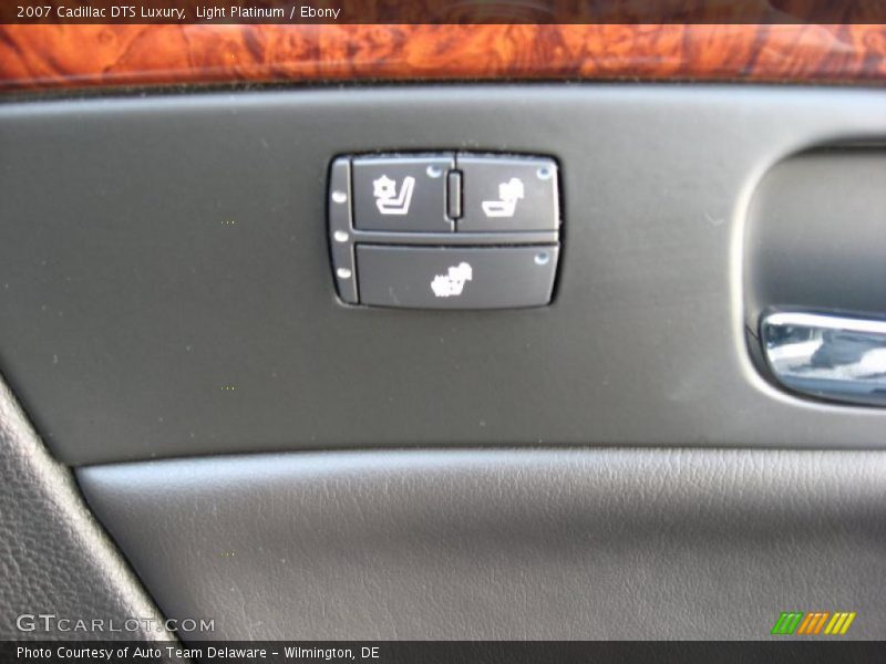 Light Platinum / Ebony 2007 Cadillac DTS Luxury