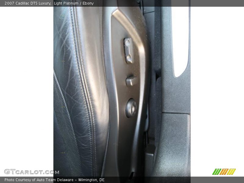 Light Platinum / Ebony 2007 Cadillac DTS Luxury