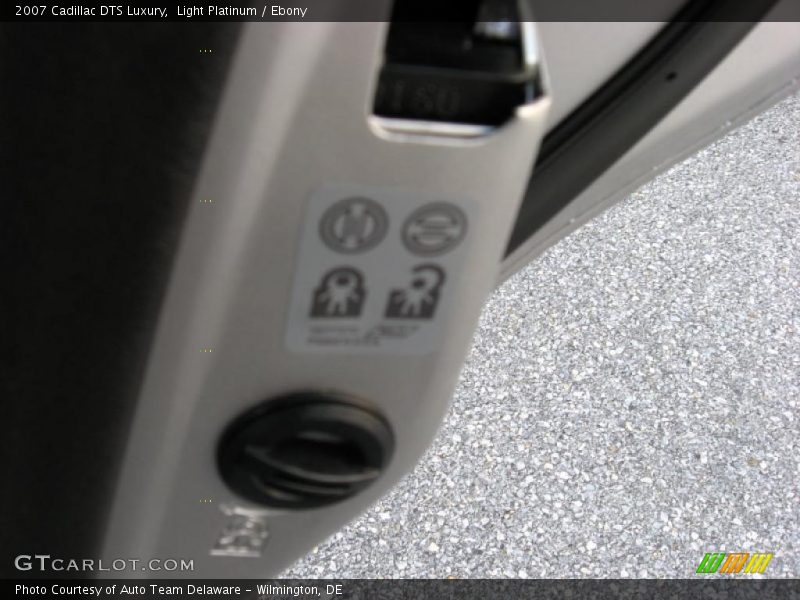 Light Platinum / Ebony 2007 Cadillac DTS Luxury