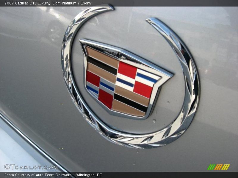 Light Platinum / Ebony 2007 Cadillac DTS Luxury