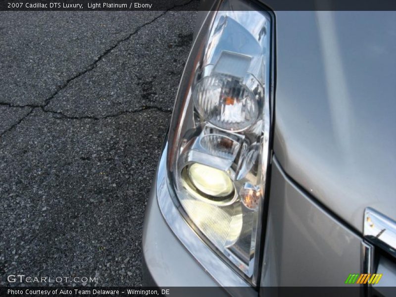 Light Platinum / Ebony 2007 Cadillac DTS Luxury