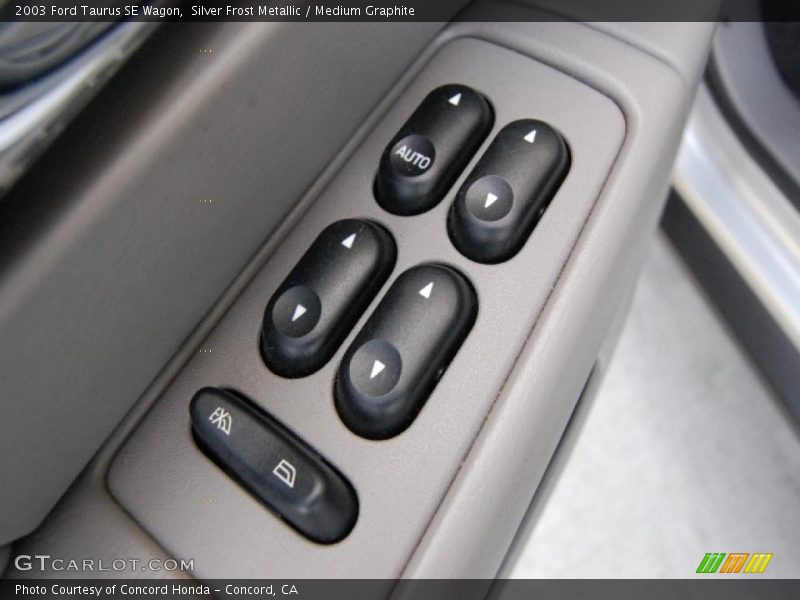 Silver Frost Metallic / Medium Graphite 2003 Ford Taurus SE Wagon