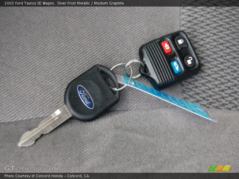 Silver Frost Metallic / Medium Graphite 2003 Ford Taurus SE Wagon