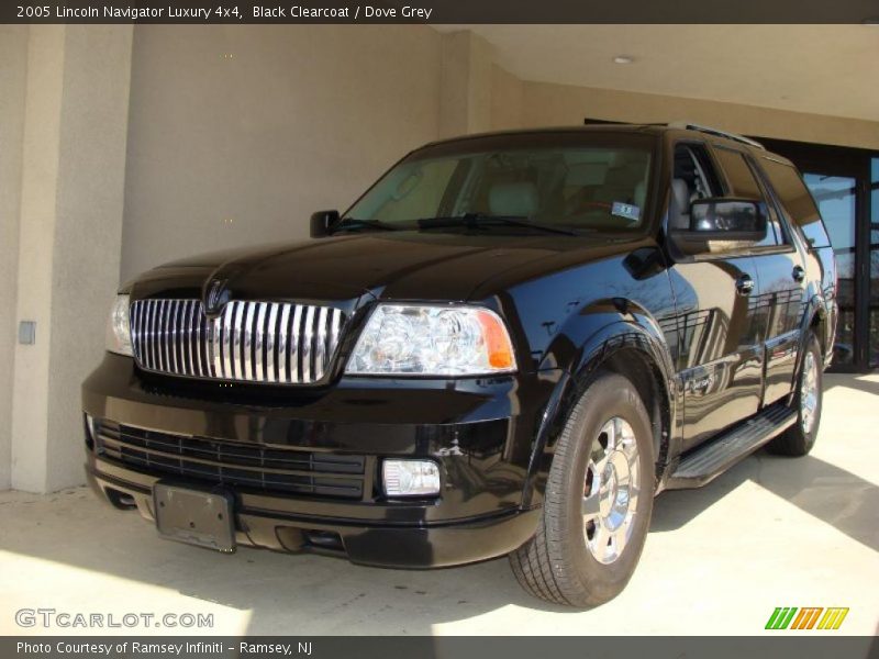 Black Clearcoat / Dove Grey 2005 Lincoln Navigator Luxury 4x4
