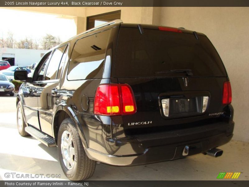 Black Clearcoat / Dove Grey 2005 Lincoln Navigator Luxury 4x4