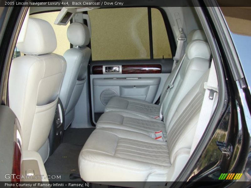 Black Clearcoat / Dove Grey 2005 Lincoln Navigator Luxury 4x4