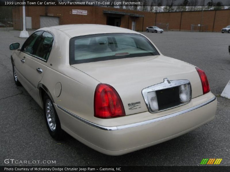 Ivory Parchment Pearl Tri-Coat / Light Parchment 1999 Lincoln Town Car Cartier