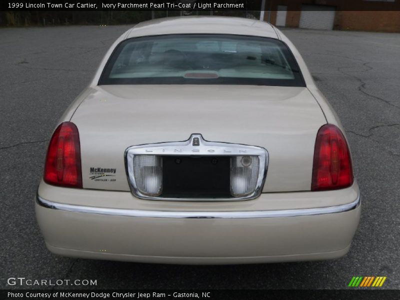 Ivory Parchment Pearl Tri-Coat / Light Parchment 1999 Lincoln Town Car Cartier