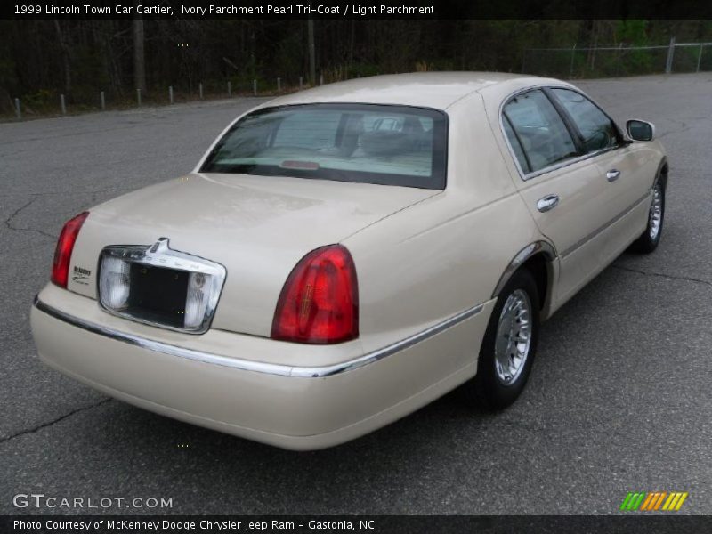Ivory Parchment Pearl Tri-Coat / Light Parchment 1999 Lincoln Town Car Cartier