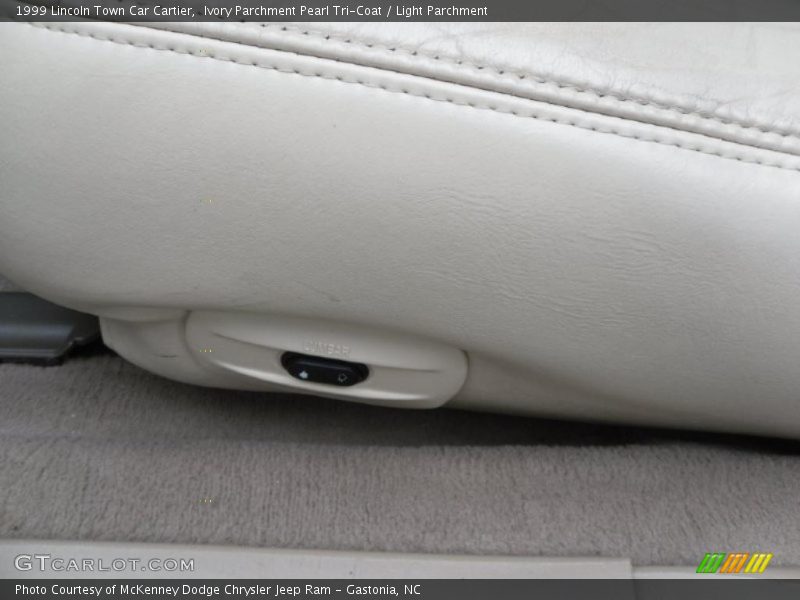 Ivory Parchment Pearl Tri-Coat / Light Parchment 1999 Lincoln Town Car Cartier
