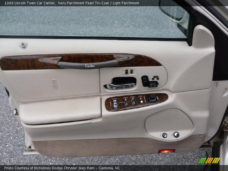 Ivory Parchment Pearl Tri-Coat / Light Parchment 1999 Lincoln Town Car Cartier