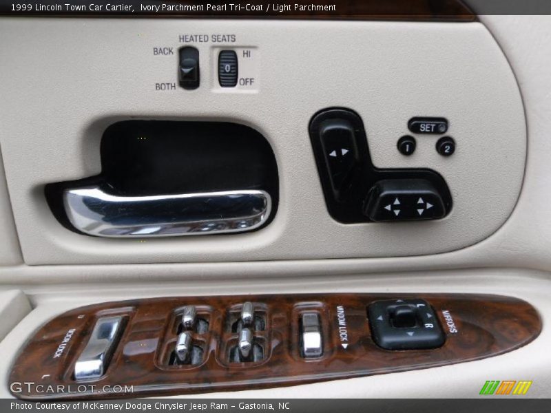 Ivory Parchment Pearl Tri-Coat / Light Parchment 1999 Lincoln Town Car Cartier