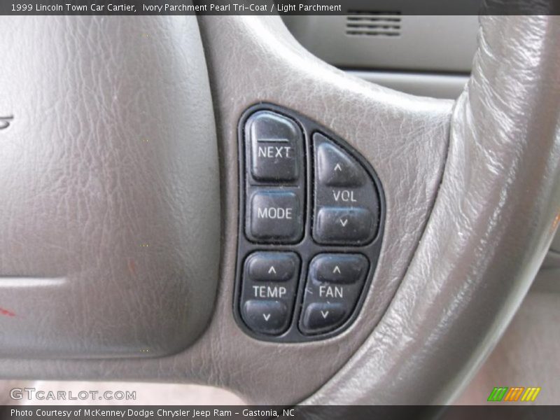 Ivory Parchment Pearl Tri-Coat / Light Parchment 1999 Lincoln Town Car Cartier