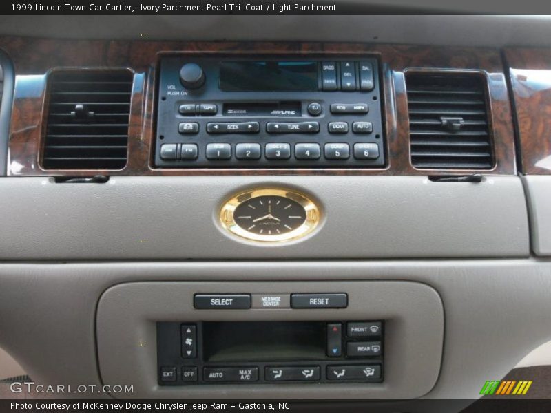 Ivory Parchment Pearl Tri-Coat / Light Parchment 1999 Lincoln Town Car Cartier