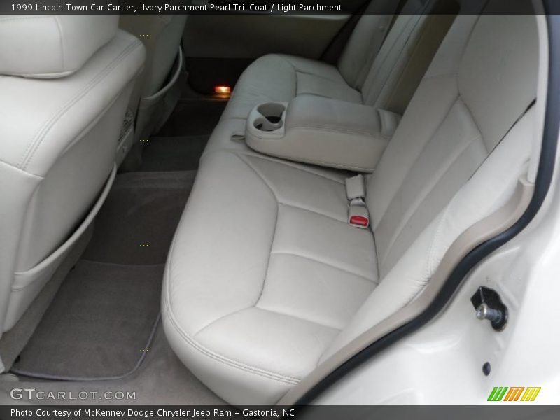 Ivory Parchment Pearl Tri-Coat / Light Parchment 1999 Lincoln Town Car Cartier