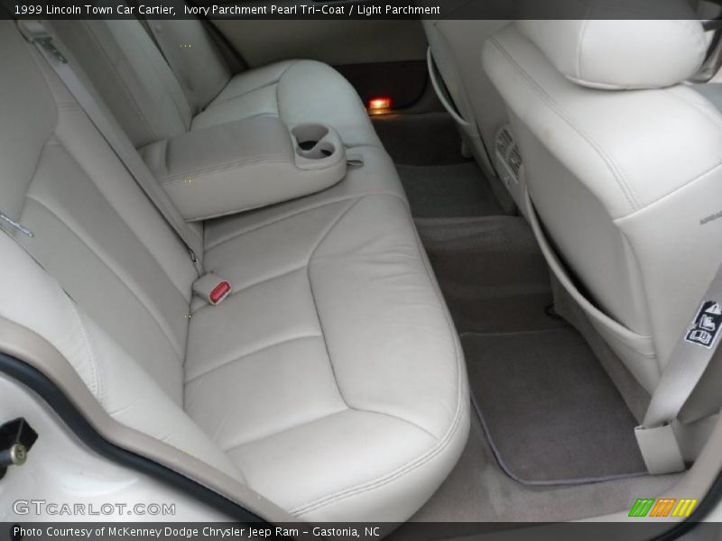 Ivory Parchment Pearl Tri-Coat / Light Parchment 1999 Lincoln Town Car Cartier