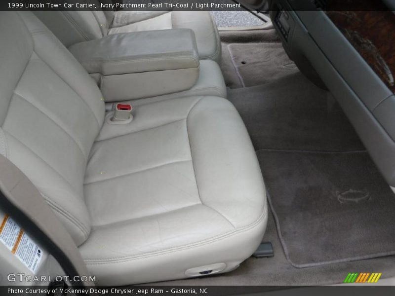 Ivory Parchment Pearl Tri-Coat / Light Parchment 1999 Lincoln Town Car Cartier