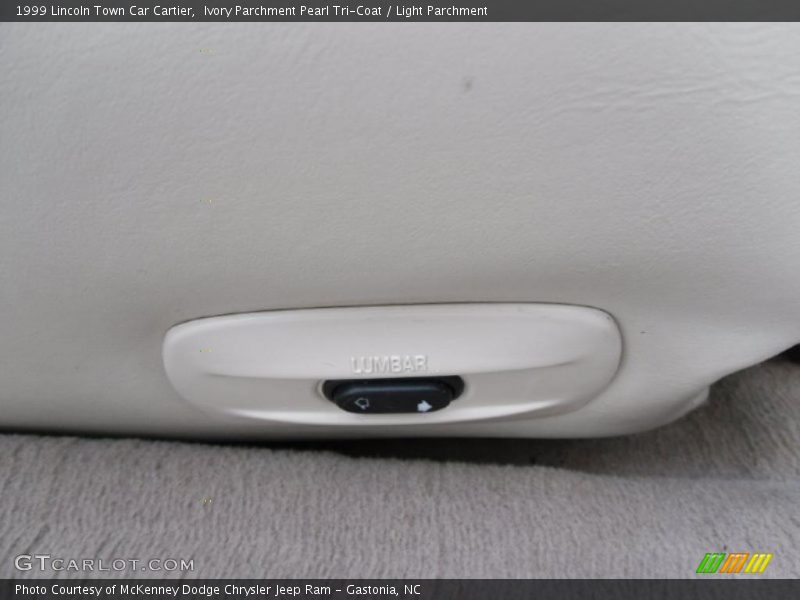 Ivory Parchment Pearl Tri-Coat / Light Parchment 1999 Lincoln Town Car Cartier
