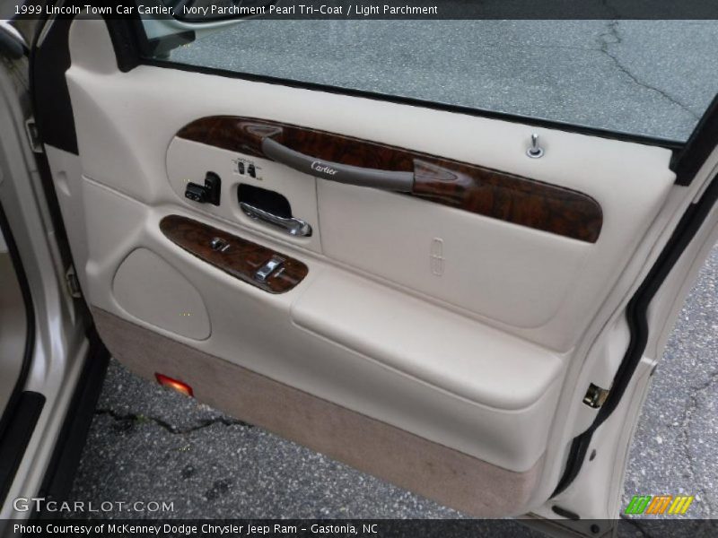 Ivory Parchment Pearl Tri-Coat / Light Parchment 1999 Lincoln Town Car Cartier