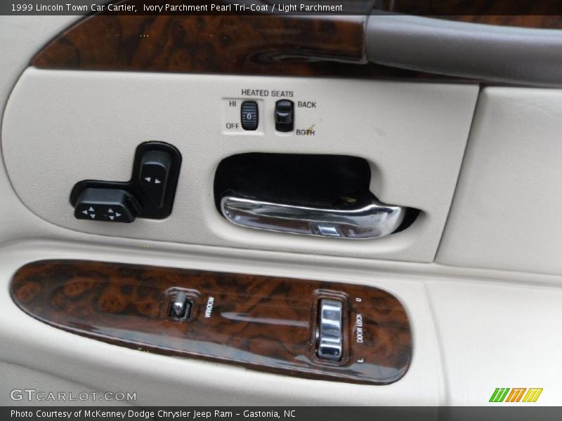 Ivory Parchment Pearl Tri-Coat / Light Parchment 1999 Lincoln Town Car Cartier