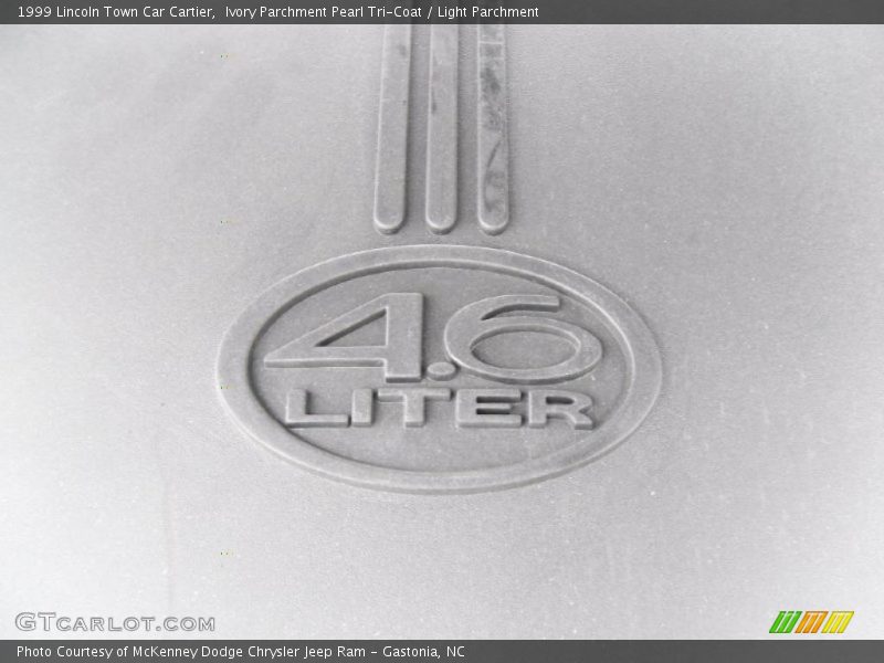 Ivory Parchment Pearl Tri-Coat / Light Parchment 1999 Lincoln Town Car Cartier