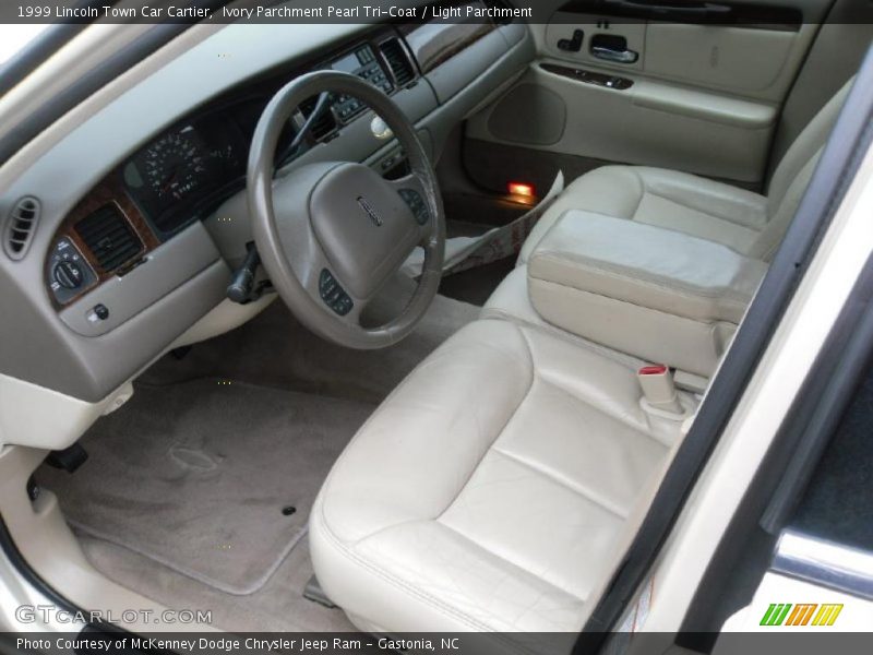 Ivory Parchment Pearl Tri-Coat / Light Parchment 1999 Lincoln Town Car Cartier