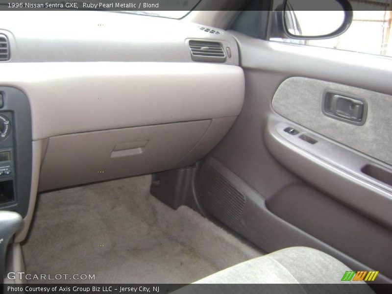 Ruby Pearl Metallic / Blond 1996 Nissan Sentra GXE