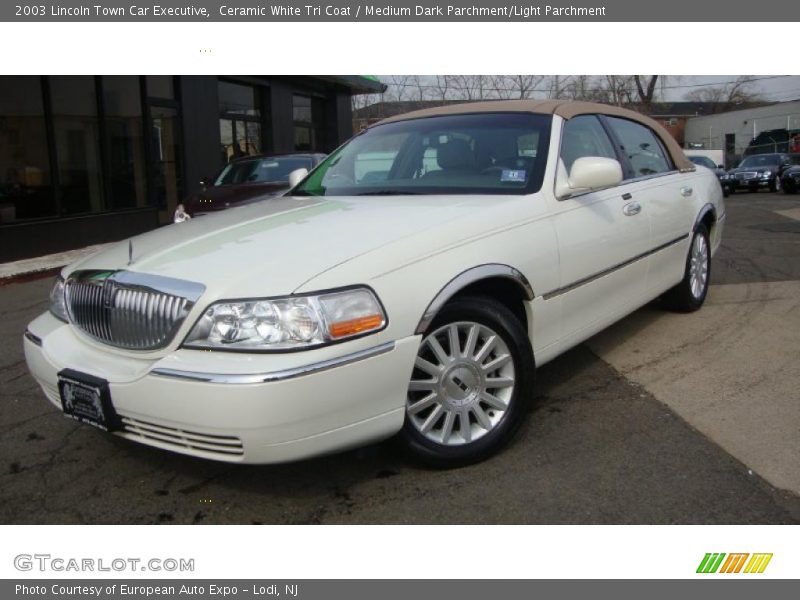 Ceramic White Tri Coat / Medium Dark Parchment/Light Parchment 2003 Lincoln Town Car Executive