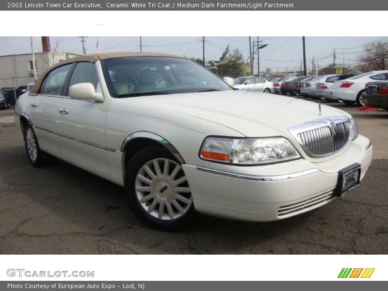 Ceramic White Tri Coat / Medium Dark Parchment/Light Parchment 2003 Lincoln Town Car Executive