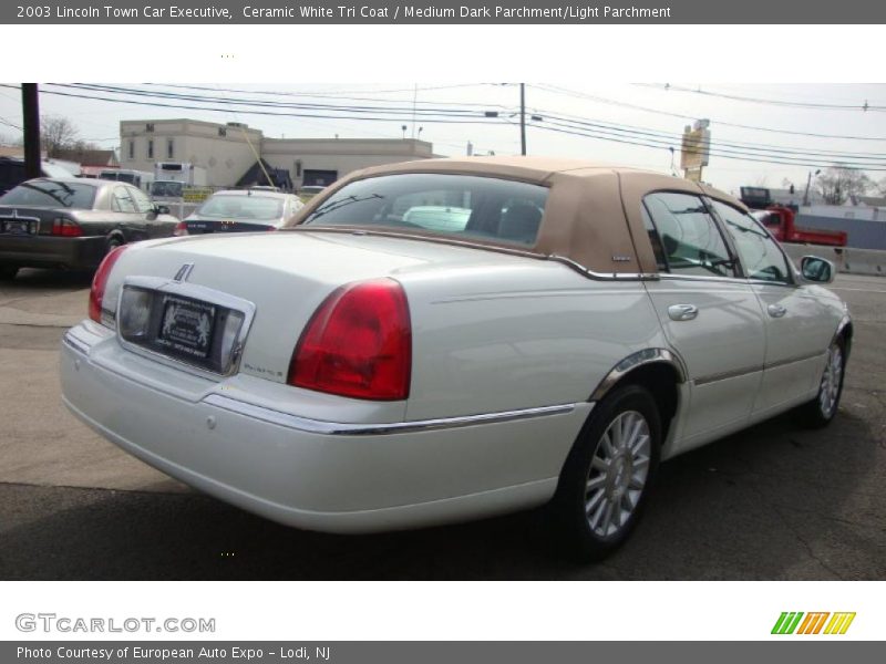 Ceramic White Tri Coat / Medium Dark Parchment/Light Parchment 2003 Lincoln Town Car Executive