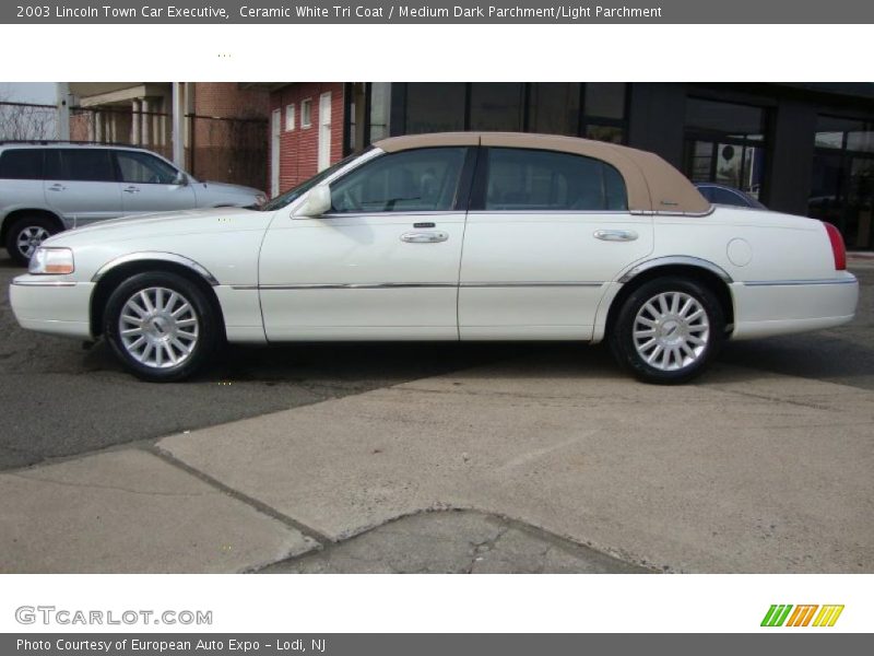 Ceramic White Tri Coat / Medium Dark Parchment/Light Parchment 2003 Lincoln Town Car Executive