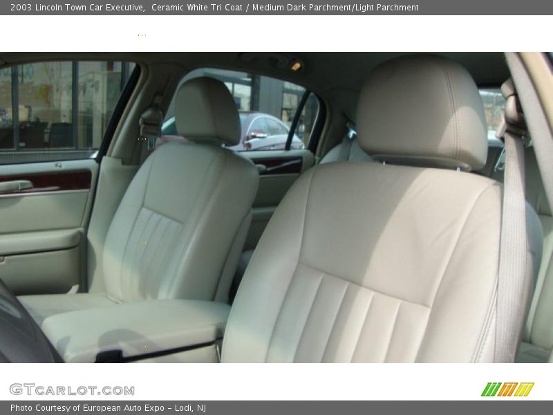 Ceramic White Tri Coat / Medium Dark Parchment/Light Parchment 2003 Lincoln Town Car Executive